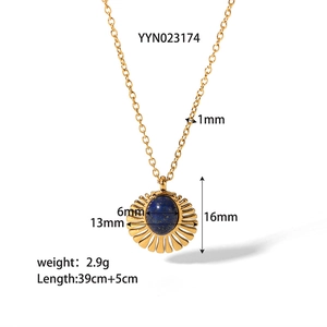 Détail du collier soleil plaqué or 18K avec pierre bleue et dimensions indiquées