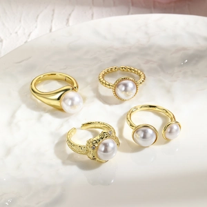 Set of 4 vintage 18k gold plated pearl rings with minimalist and textured designs