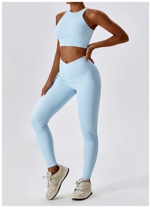 Détail de l'ensemble de yoga bleu clair avec taille haute et tissu côtelé respirant