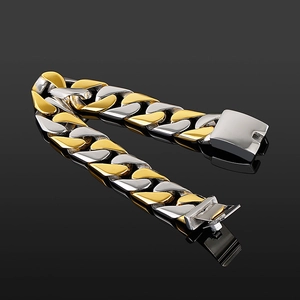 Gourmette pour homme bicolore or et argent avec reflet élégant sur fond miroir noir