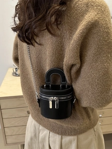 Sac bandoulière cylindrique noir rétro avec surpiqûres blanches et chaîne argent