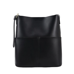 Schwarze Bucket Bag aus Leder mit verstellbarem Schultergurt und vertikalen Nähten
