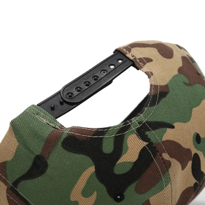 Detail des verstellbaren Snapback-Verschlusses einer Camouflage-Basecap mit Twill-Gewebe
