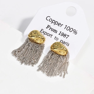Boucles d'oreilles dorées texturées avec de fines franges de chaînes argentées