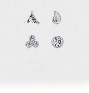 Macro di mini orecchini in argento S925 con intarsio di zirconi cubici a grappolo