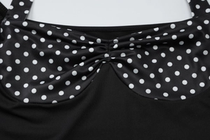 Détail du tissu à pois noir et blanc avec poitrine plissée et bretelles élastiques fines