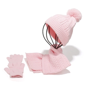 Detailaufnahme von rosa Zopfstrick-Winterset mit dicker Textur und weichem Bommel