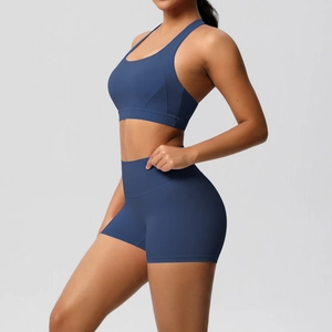 Detailansicht der dunkelblauen, nahtlosen Biker-Shorts mit mattem Stretch-Stoffgewebe
