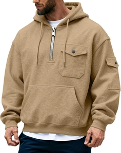 Primer plano de sudadera con capucha caqui con media cremallera y bolsillos tácticos