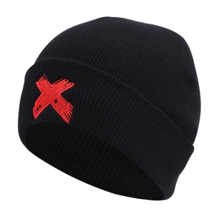 Bonnet en maille noire classique avec broderie X rouge vue sous un angle de 45 degrés