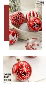 Gros plan de boules de Noël rouges et blanches avec flocons scintillants et motifs taillés