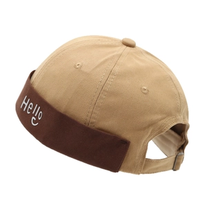 Bonnet Miki en coton kaki avec bord marron et broderie Hello vu sous un angle de 45°