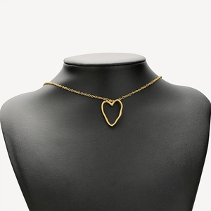 Elegante collana con ciondolo a cuore in acciaio inossidabile dorato su maglia fine