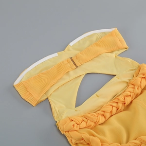 Détail de robe bustier jaune avec texture tissée et bande intérieure antidérapante