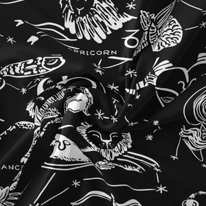 Vue macro du tissu de tapisserie de tarot montrant les signes Capricorne et Cancer