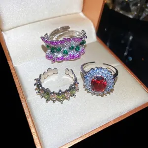 Collection de bagues en zircon avec pierres ovales et marquises dans un écrin à bijoux
