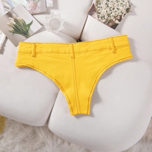 Détail à plat d'un mini-short en jean jaune vif à taille basse avec texture sergé