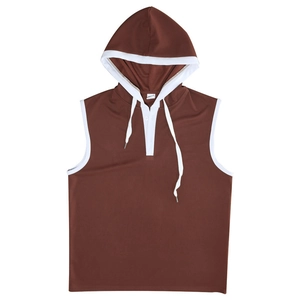 Détail d'un débardeur à capuche marron pour homme avec cordons blancs contrastés