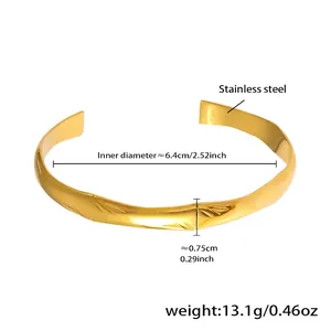 Detalle de pulsera de bambú en acero bañado en oro 18k con medidas de diámetro interno