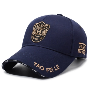 Casquette de baseball en coton bleu marine avec broderie de bouclier sur fond blanc