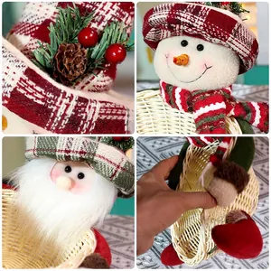 Weihnachtskorb mit Weihnachtsmann und Schneemann Figuren, Kiefernzapfen und roten Beeren