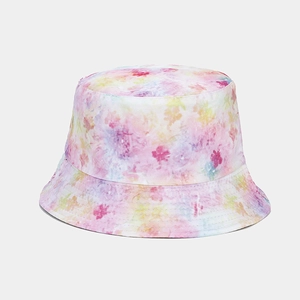 Vue détaillée du chapeau bob en toile de coton avec motif floral coloré tie-dye