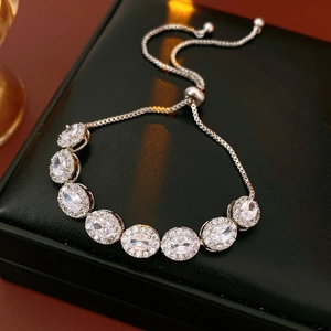 Détail des zircons ovales et du fermoir coulissant sur le bracelet vintage argenté