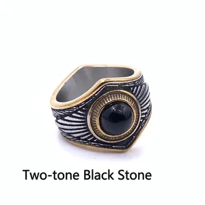 Détail de la bague vintage en acier avec pierre noire et texture plume gravée