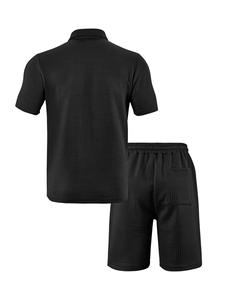 Dettaglio della trama a nido d'ape sul retro di un completo casual nero da uomo