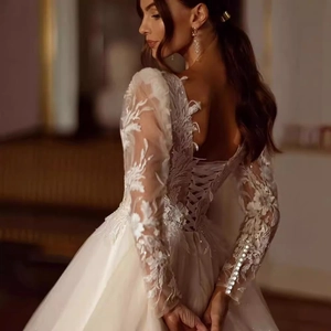 Robe de mariée élégante en dentelle col V avec manches florales et dos à laçage corset