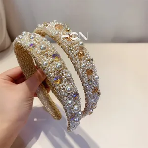 Gros plan détaillé du serre-tête large orné de perles et cristaux faits main style rétro