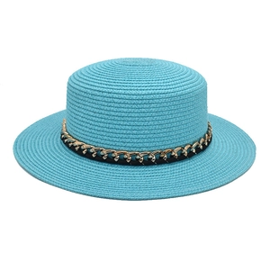 Chapeau de paille bleu clair à bord plat avec chaîne dorée et ruban noir élégant