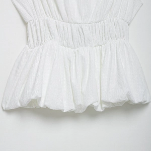 Haut blanc sans manches à col en V avec taille plissée et ourlet à volants élégant