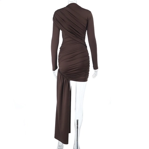 Détail de la robe moulante marron montrant la texture plissée et le design froncé complexe