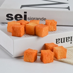 Realistisches künstliches Fisch-Tofu Modell mit strukturierter orange-gelber Oberfläche