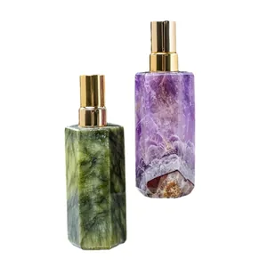 Frascos de perfume de cristal natural en verde y púrpura con atomizadores de metal dorado