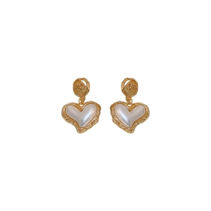 Boucles d'oreilles cœur vintage avec perles et pompons dorés sur fond blanc