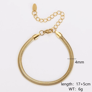 Dettaglio del bracciale a catena piatta color oro da 4mm con chiusura a moschettone