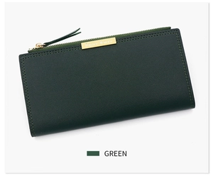 Détail du portefeuille long vert en cuir PU avec plaque dorée et zip assorti