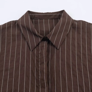 Chemise rayée marron moderne pour femme avec détails du col et manches longues