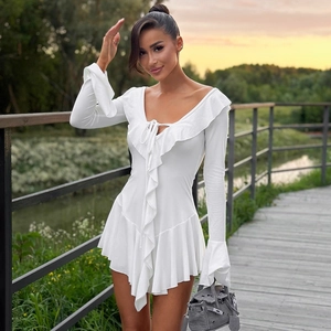 Elegante abito bianco a maniche lunghe con balze a strati e scollo a V con lacci