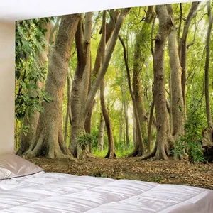 Detailansicht des hochwertigen Wandteppichs mit Waldmotiv im gemütlichen Schlafzimmer