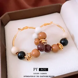 Créoles plaquées or 18 carats avec perles mates multicolores et détails noués