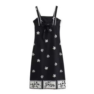 Ärmelloses schwarzes Blumenkleid mit Rückenschleife und gemustertem Saum