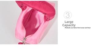 Vue détaillée du sac à cosmétiques rose brillant avec poignée lettrée et intérieur spacieux