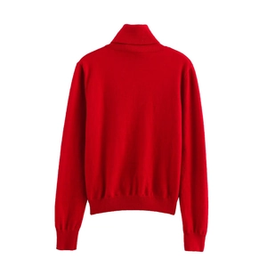 Vue arrière du pull en tricot rouge à col montant et manches longues sur fond blanc