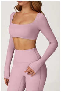 Détail du haut de yoga rose poudré à manches longues avec trous pour les pouces