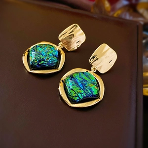 Vintage geometrische gouden oorbellen met groenblauwe hars in Franse hofstijl voor dames