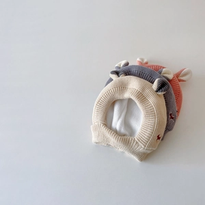 Détail de bonnets d'hiver en tricot pour bébé avec doublure polaire et oreilles