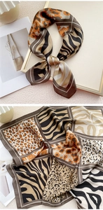 Vue détaillée du foulard en soie avec des motifs d'animaux léopard et zèbre